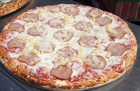 Canadian Bacon Hawaiian Pizza canadian-bacon-pizza