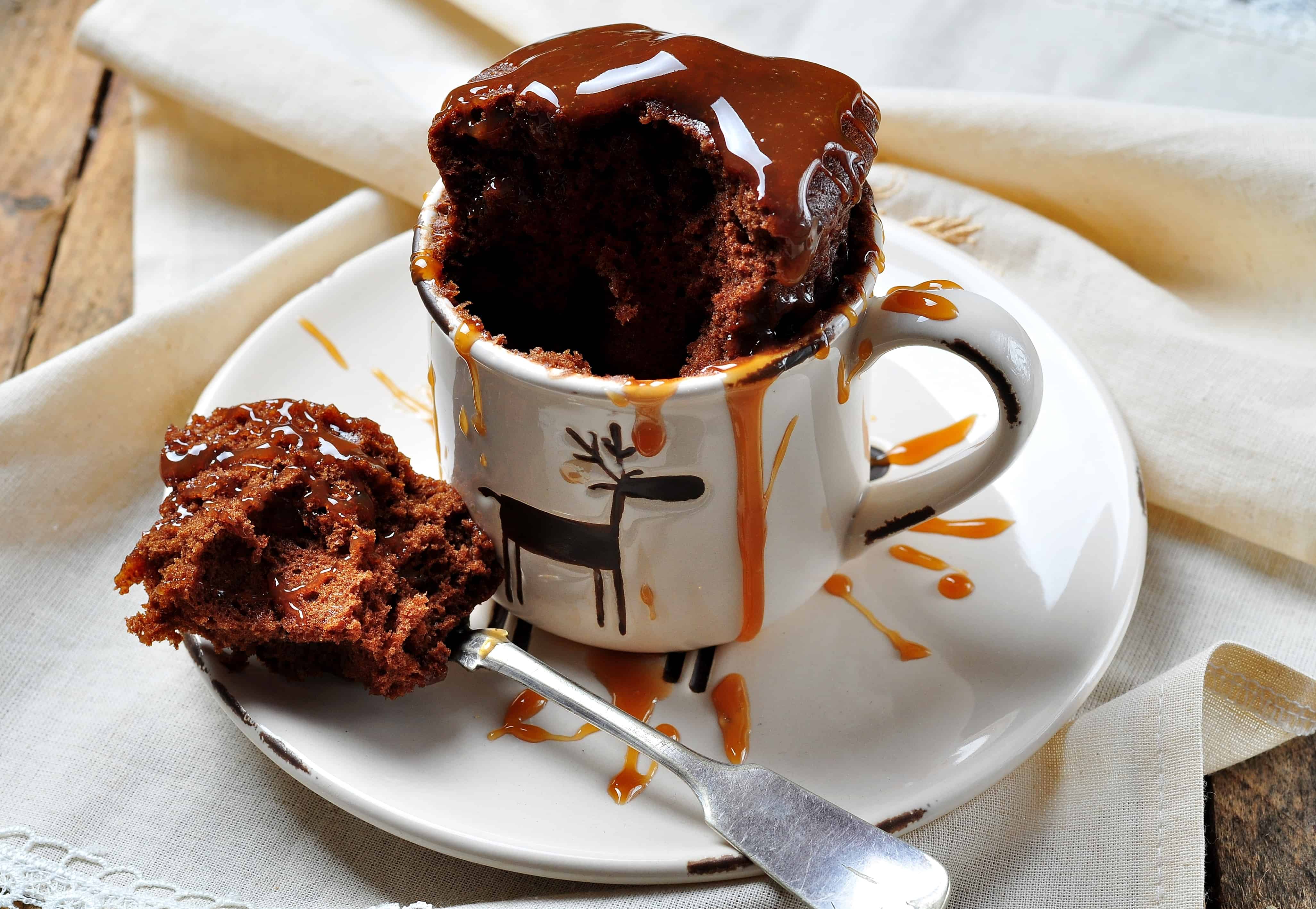 Брауни за 5 минут. Шоколадный Брауни в чашке. Десерты в шоколадных чашечках. Пирожное в шоколадной чашке. Шоколадный кекс в кружке.