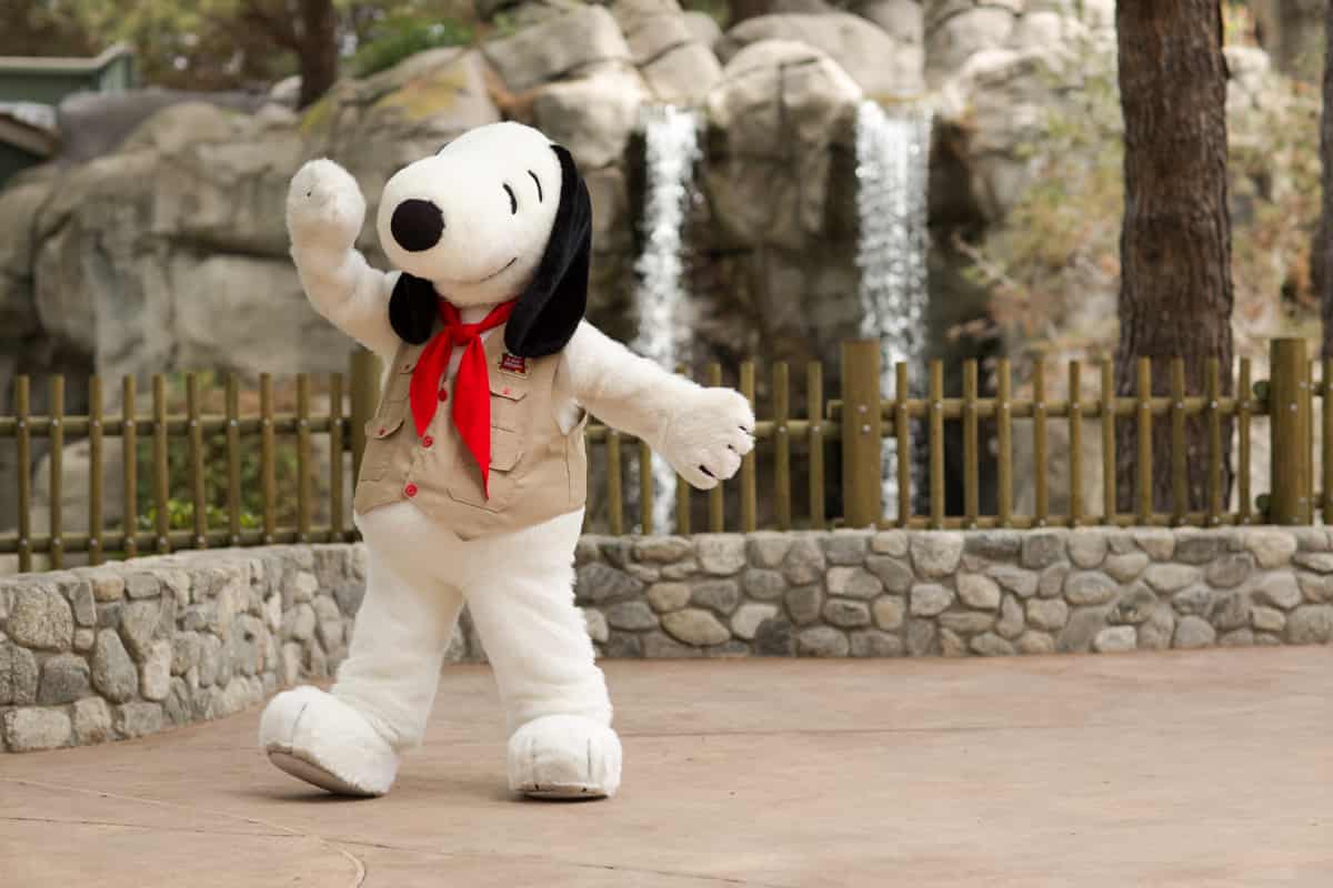 Knotts Berry Farm Snoopy in Camp Snoopy Waving