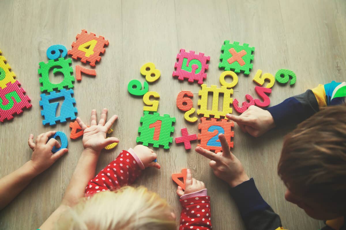 kids learning numbers and count with fingers