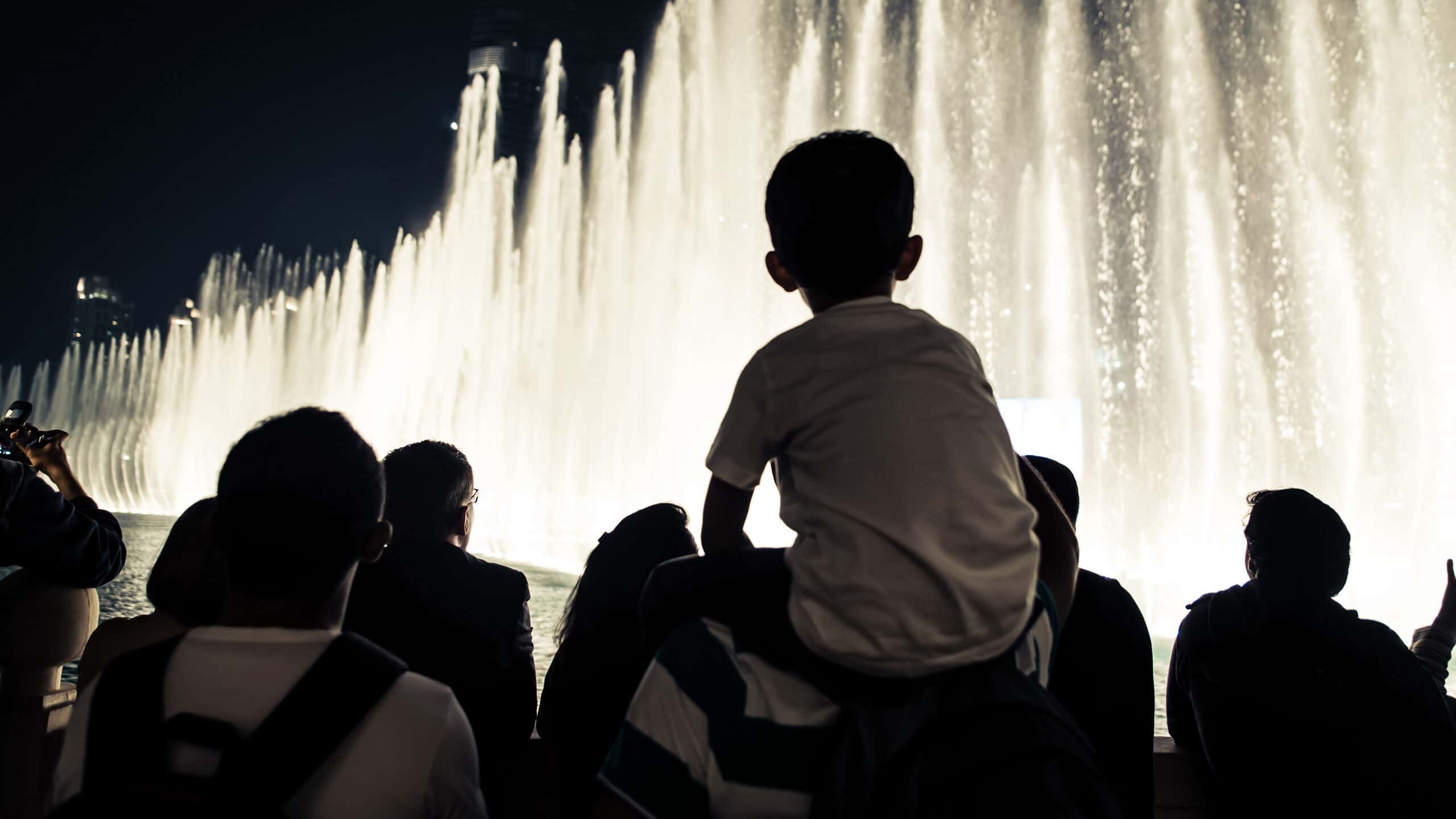 Group,Of,Tourists,Watching,Fountain,Show