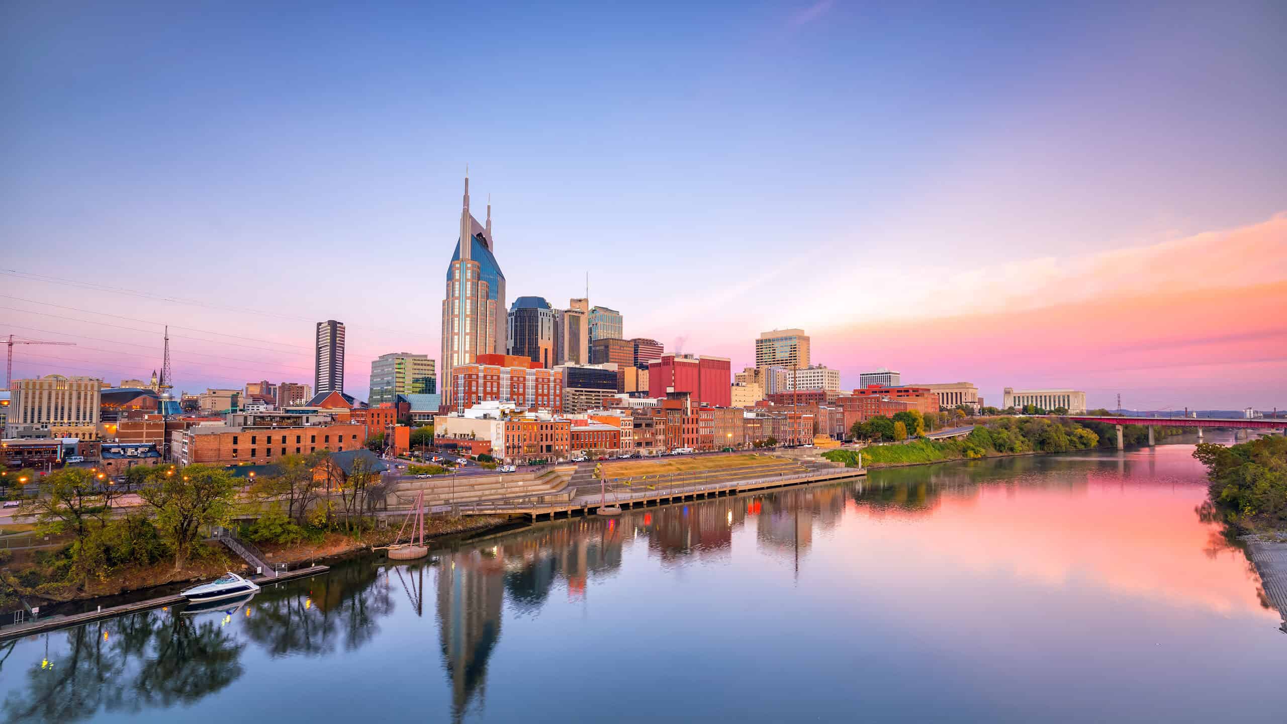 Nashville,,Tennessee,Downtown,Skyline,With,Cumberland,River,In,Usa