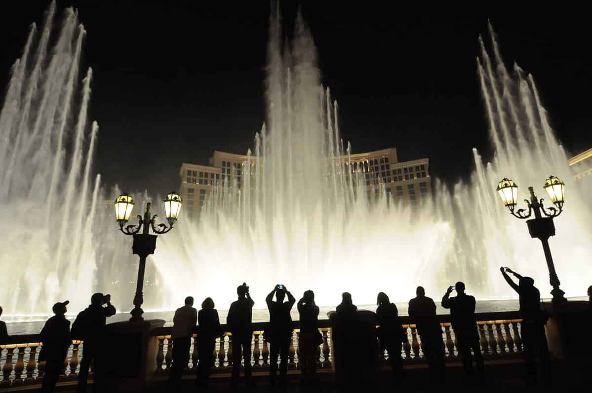 People,Look,At,Night,View,Of,The,Fountain,Of,Bellagio,