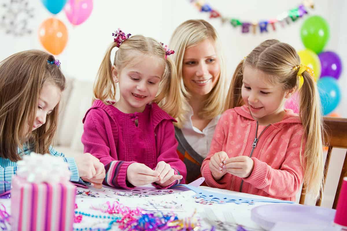Birthday:,Girls,Making,Crown,Crafts,At,Party