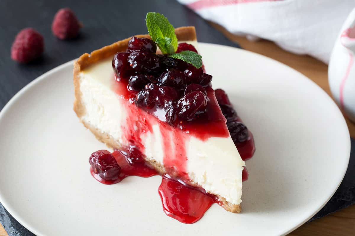 Cheesecake with cranberry sauce