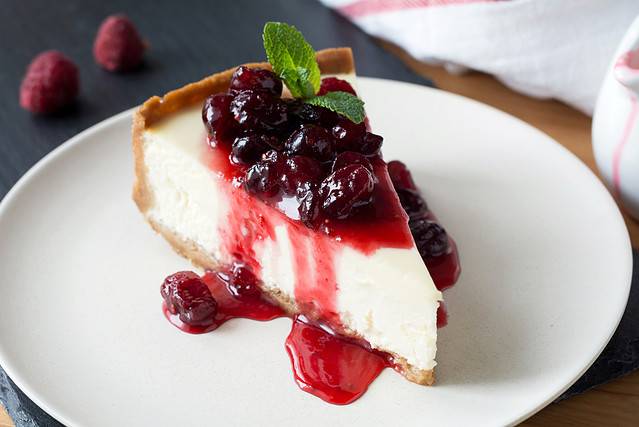 Cheesecake with cranberry sauce