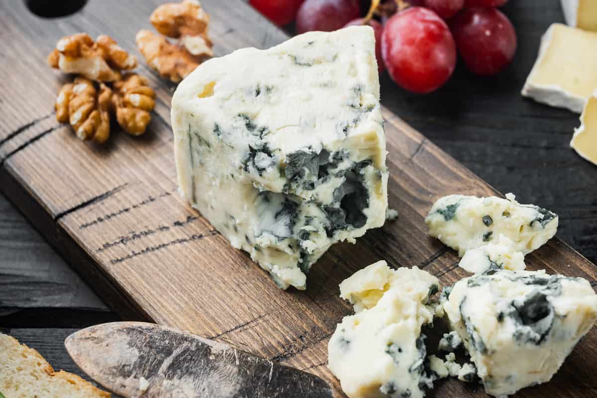 Blue cheese Gorgonzola set, on black wooden table