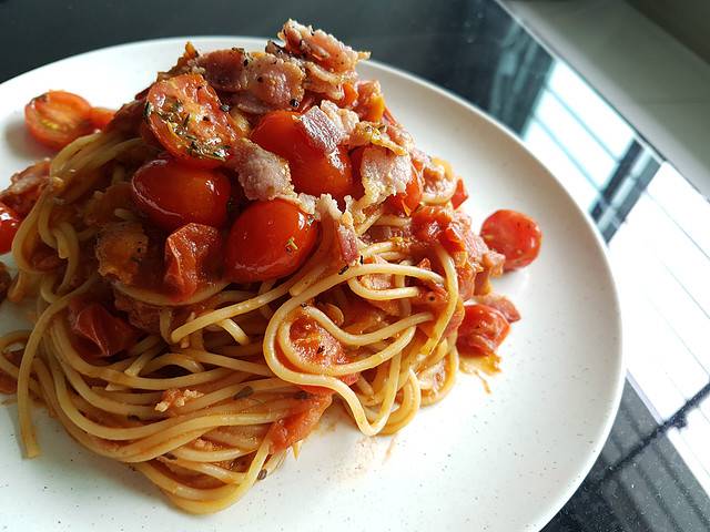 pasta with tomatoes and bacon