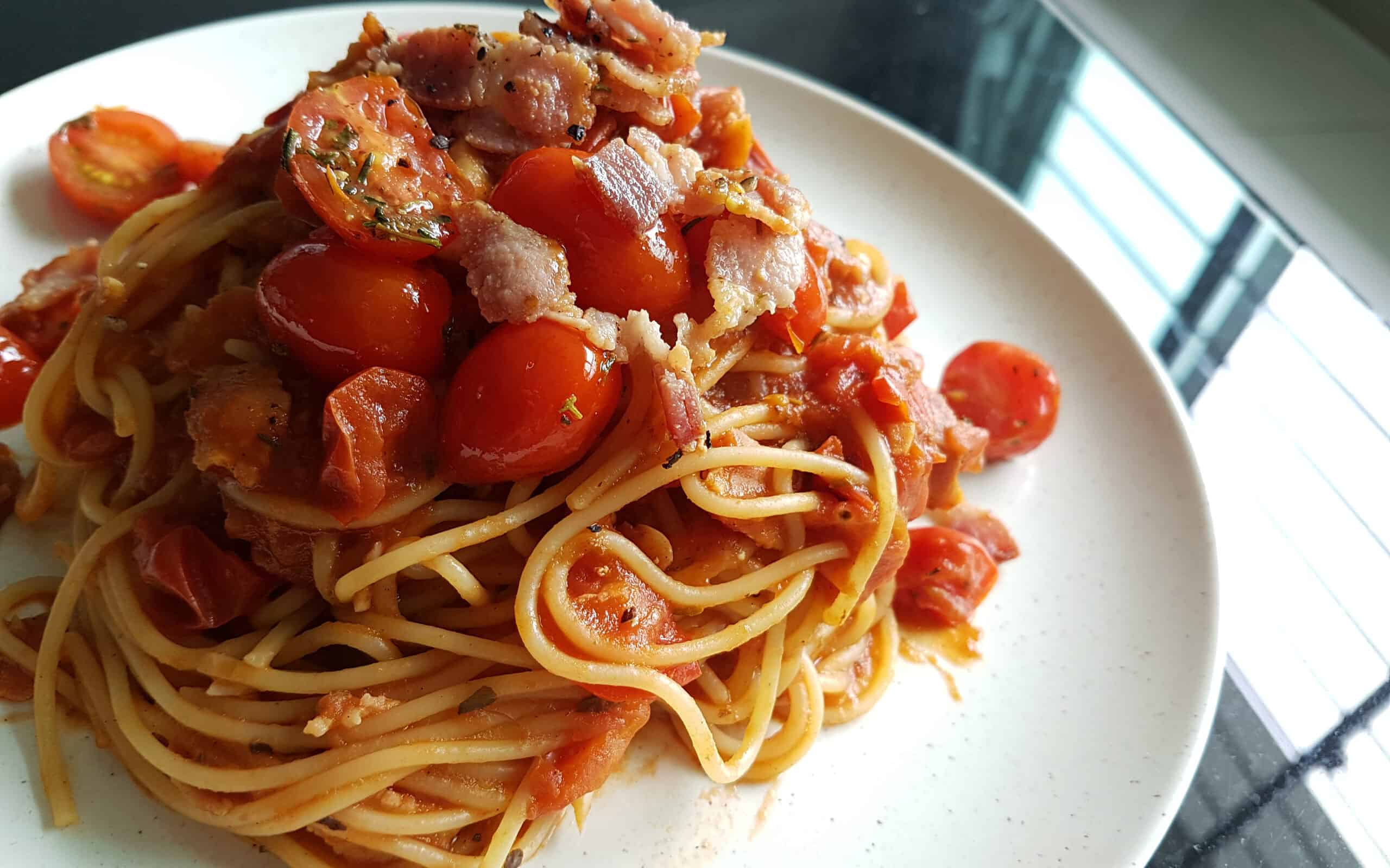 pasta with tomatoes and bacon