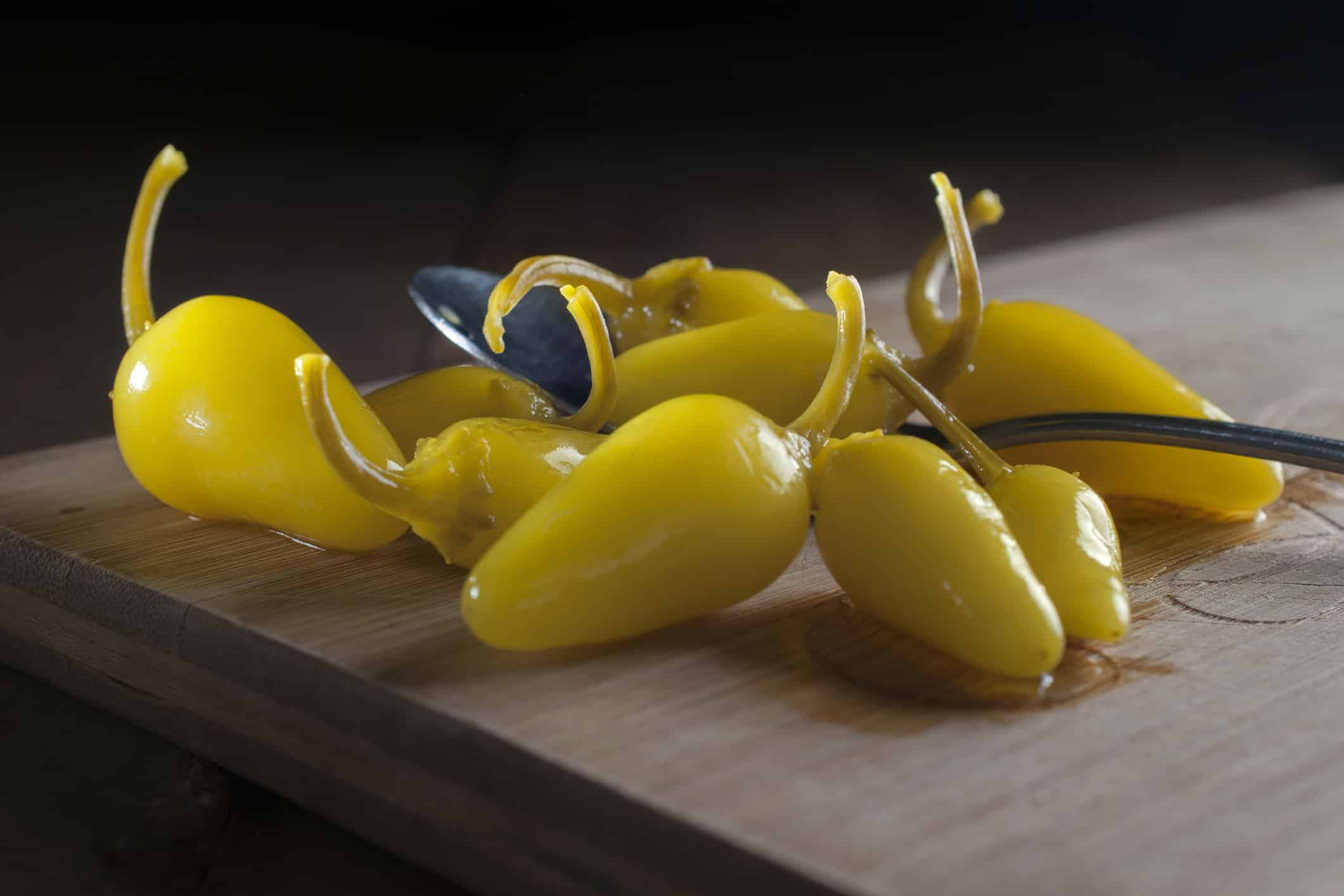Banana Pepper vs. Pepperoncini: Flavor Differences, Nutritional Profiles, And Heat Units