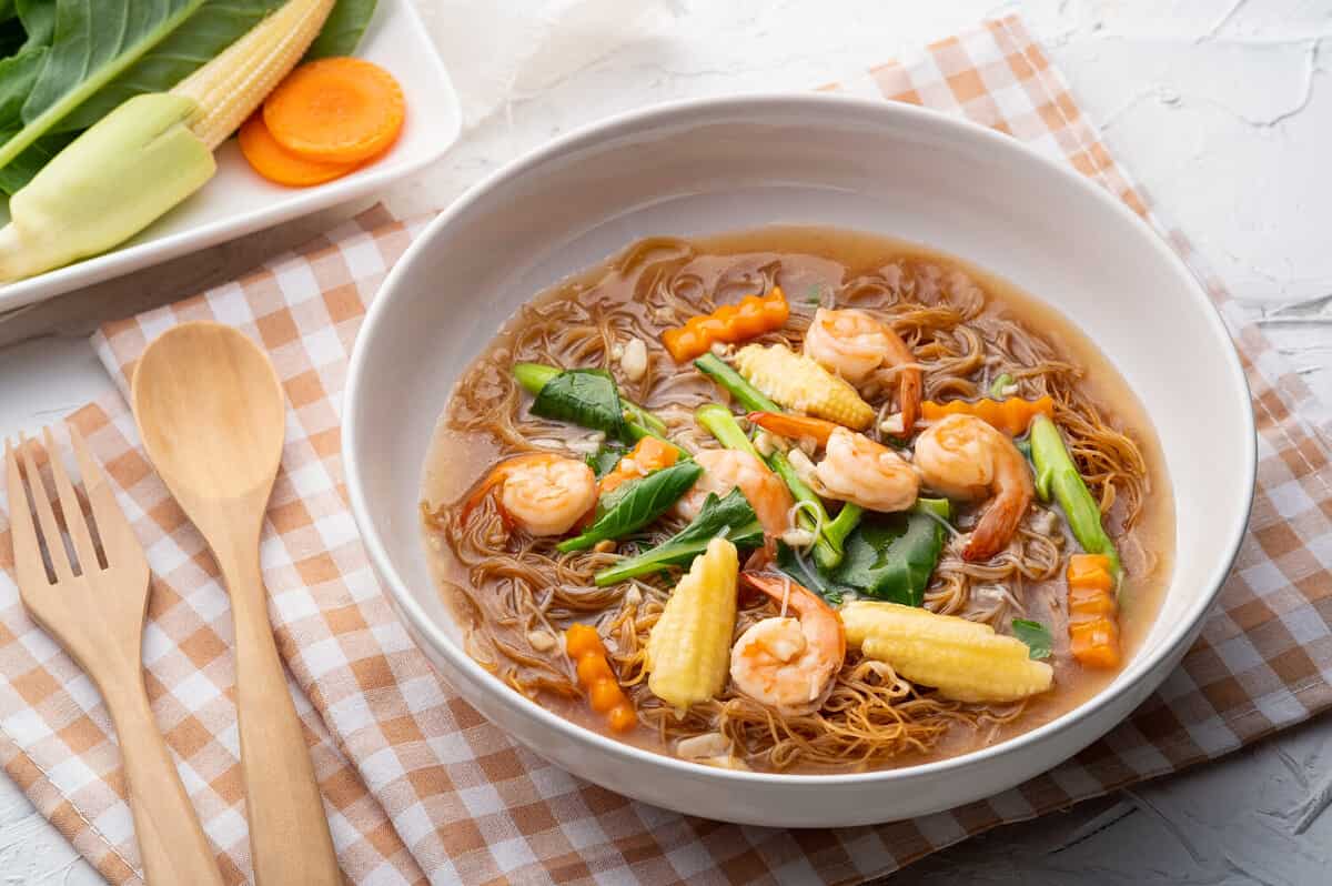 Rice Vermicelli Noodles with Shrimp in Gravy Sauce (rad na goong).Thai food