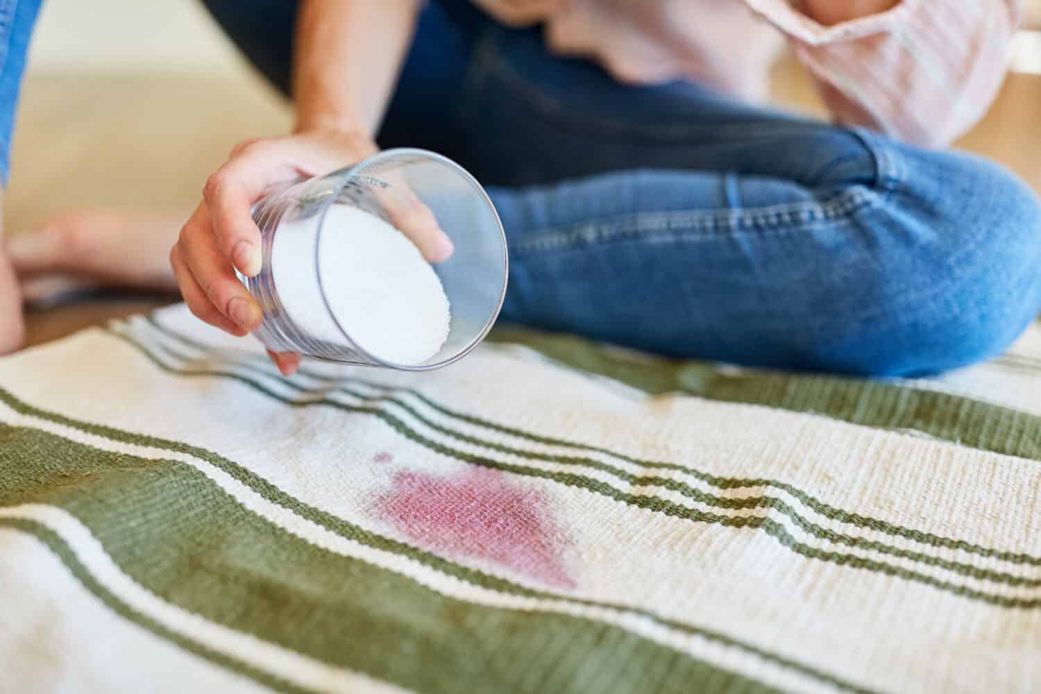 Salt as a home remedy against red wine stains on the carpet in the living room