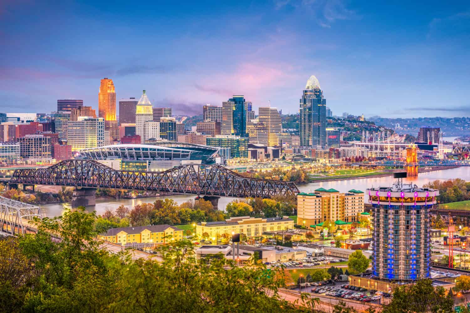 Cincinnati, Ohio, USA skyline at dusk.