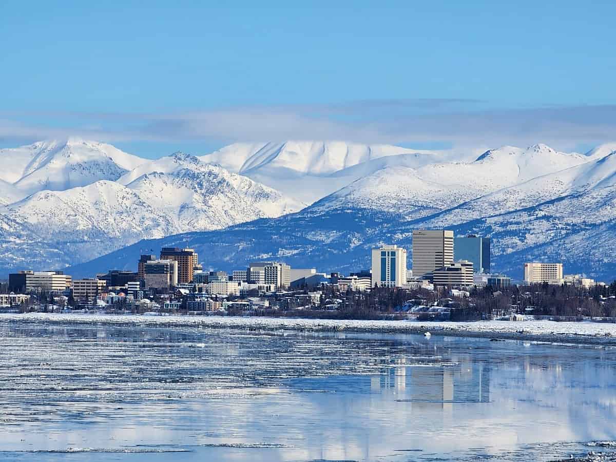 Snow town Anchorage, Alaska, the United States of America is one of many people's dream to visit due to its scenery, culture, culinary.