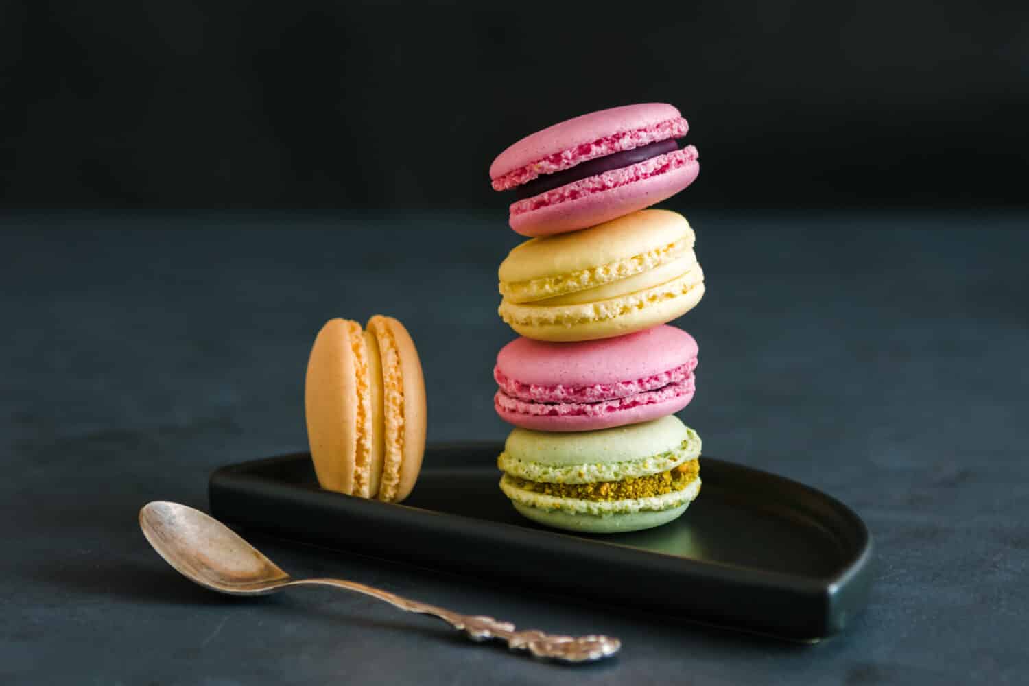 Macaroon vs. Macaron 3 Key Differences & Which Has More Calories