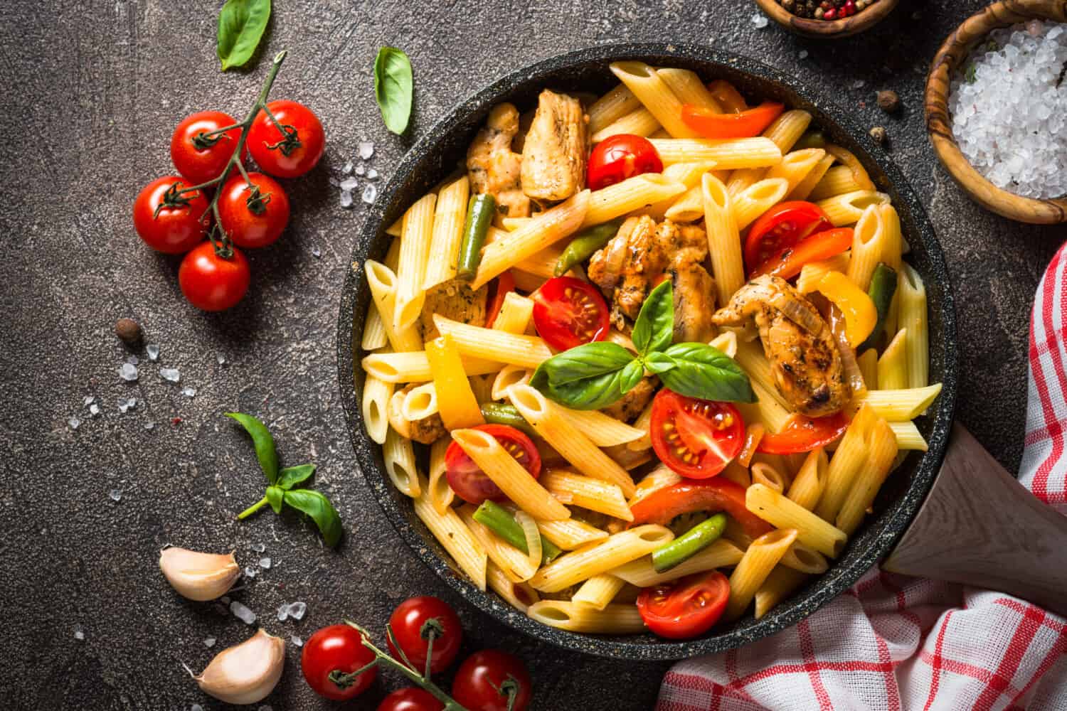 Pasta penne with chicken and vegetables.