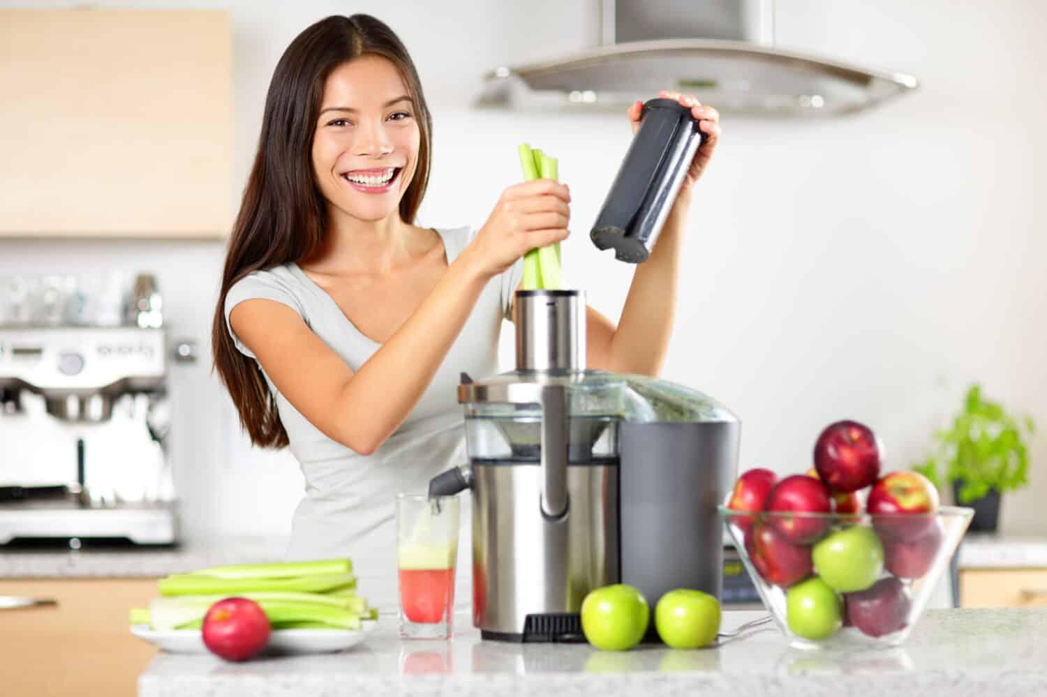 Juicer vs Blender  Which is Healthier: Juicing OR Blending? 