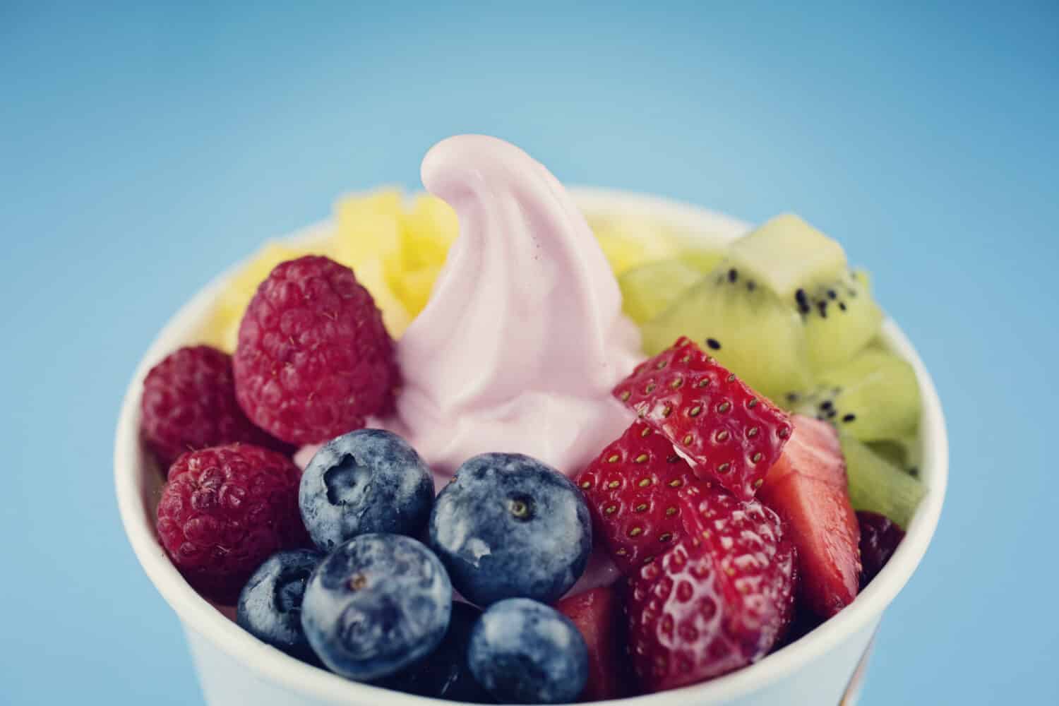 Frozen yogurt with berries