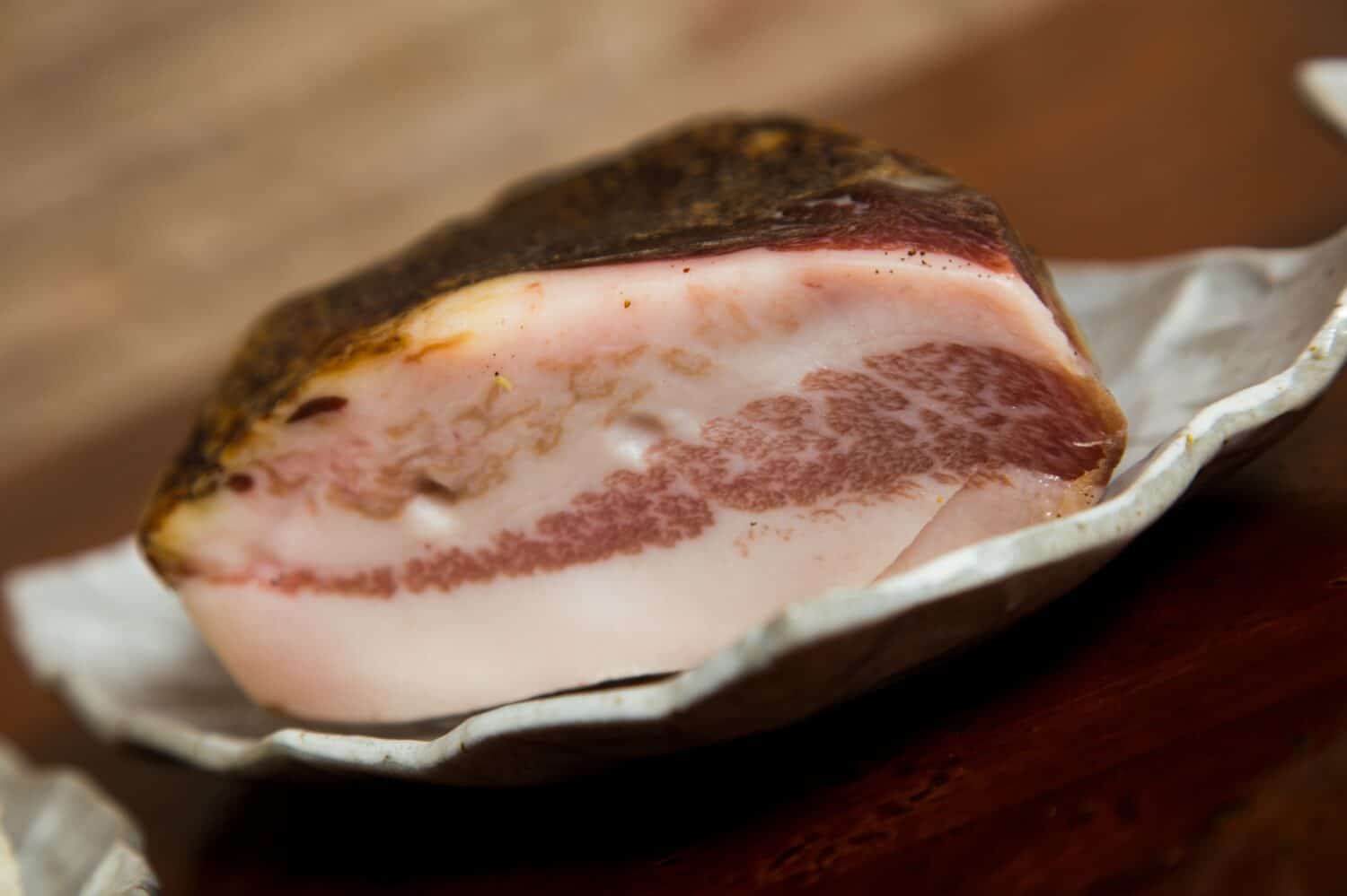 Guanciale is an Italian non-smoked cured meat prepared with pork cheeks or cheeks.