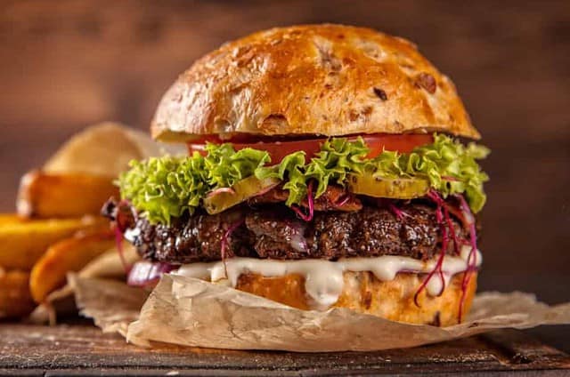 hamburger with lettuce and cheese