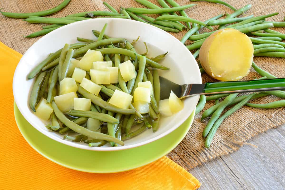 vegetarian recipe with green beans and potatoes with olive oil