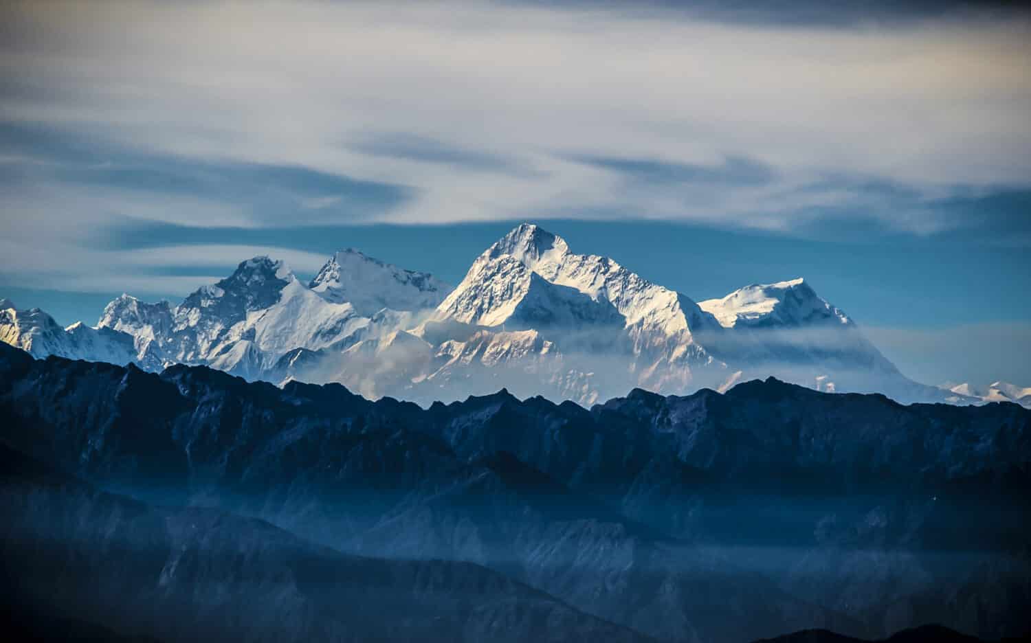 The majestic Mount Everst (L-R : Lhotse, Everest, Makalu, Chomo Lonzo)