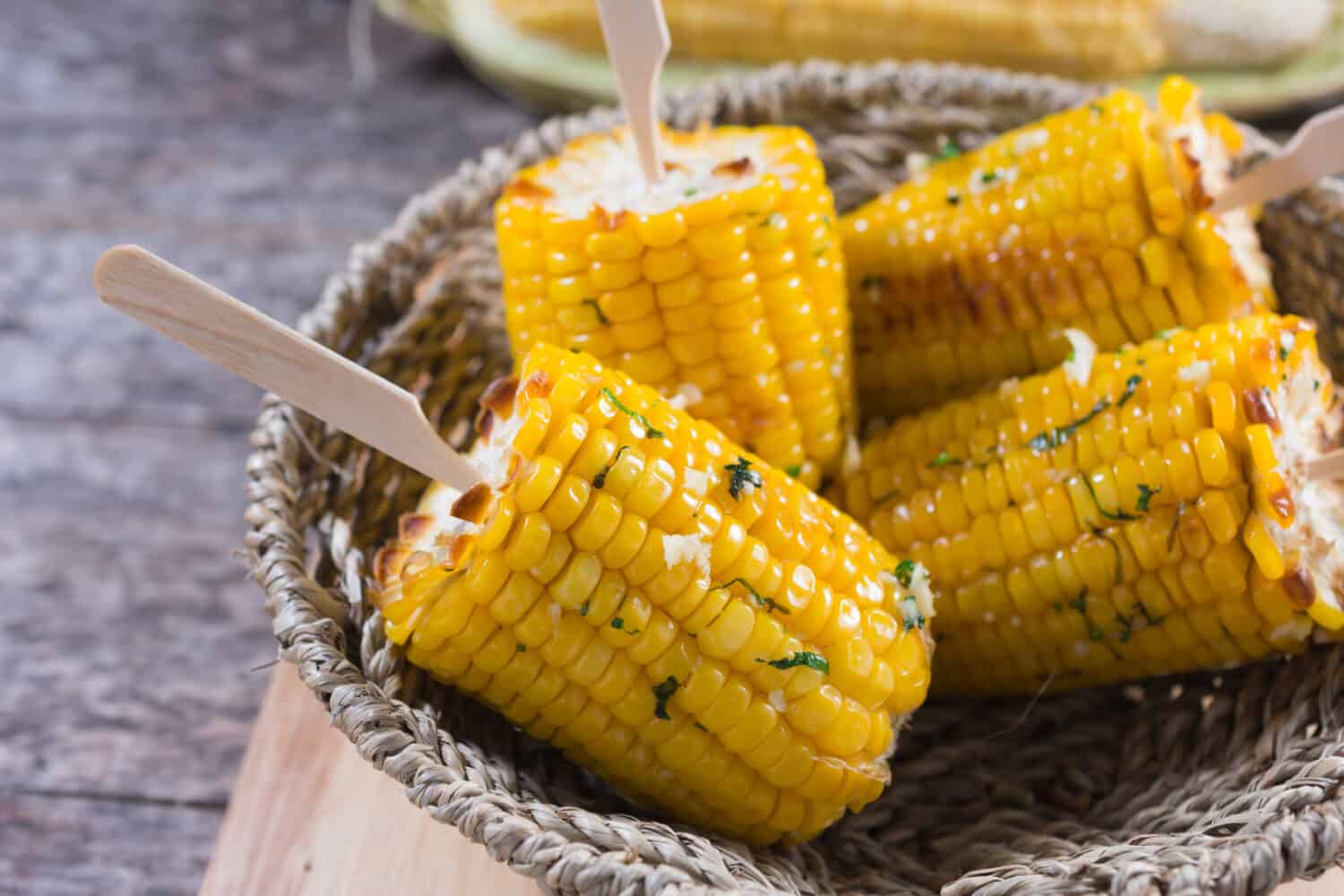Grilled corn with butter