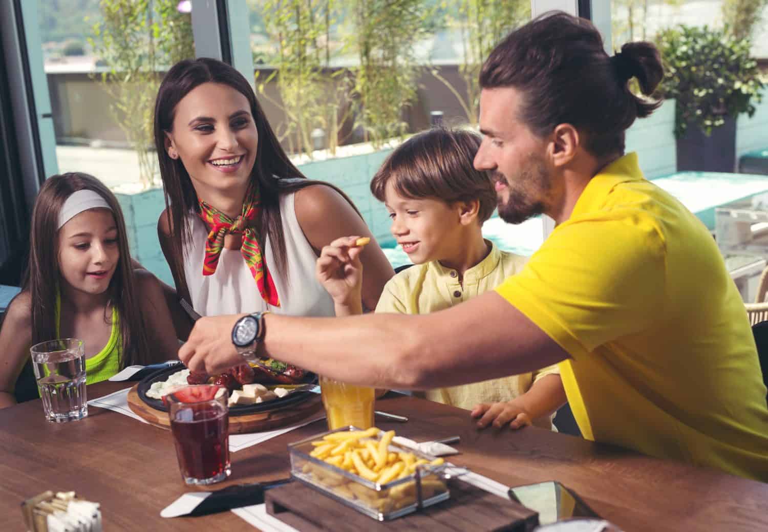 These Are the 12 Cheapest Food Chains to Feed a Family On