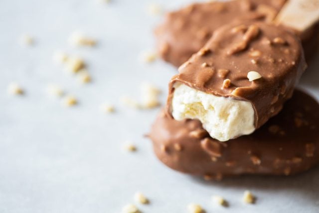 Bited almond vanilla ice-cream with chocolate glaze.