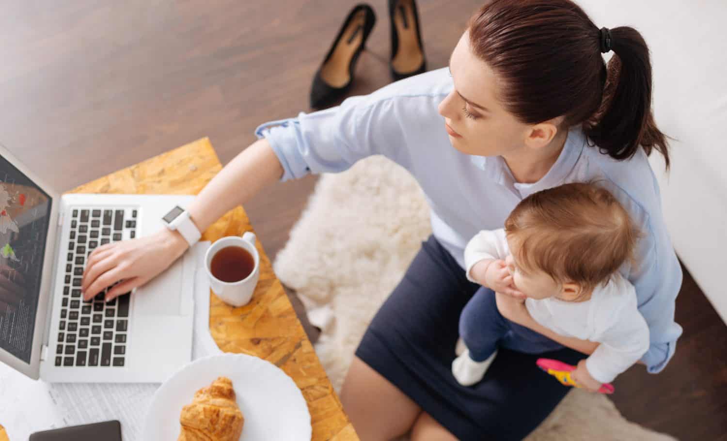 Inventive contemporary mom multitasking in the morning