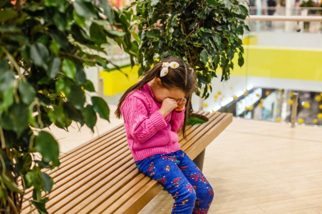 lost girl in the shopping center