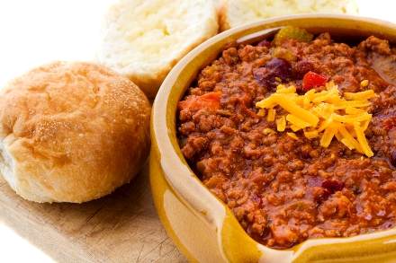 Chili con carne with crusty buns
