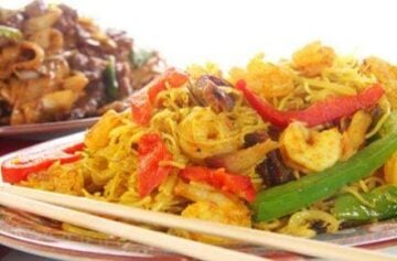 Chinese food, curry shrimp with noodles and vegetables.