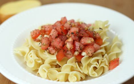 Pasta-with-Fresh-Tomatoes-and-Basil-2