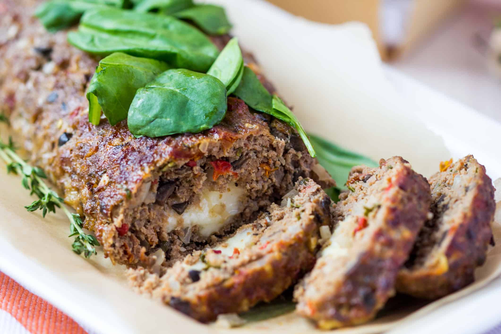 Рулет из фарша с начинкой. Мясной рулет Митлоф. Фарши для рулета из говядины. Мясной рулет с овощами. Рулет из фарша с овощами.