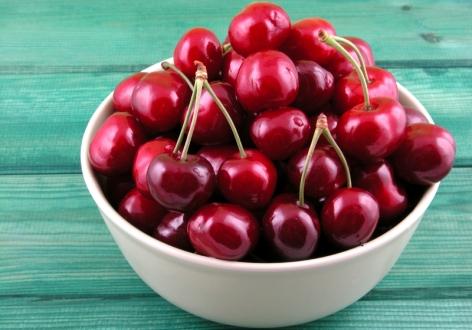 A bowl of delicious looking cherries.
