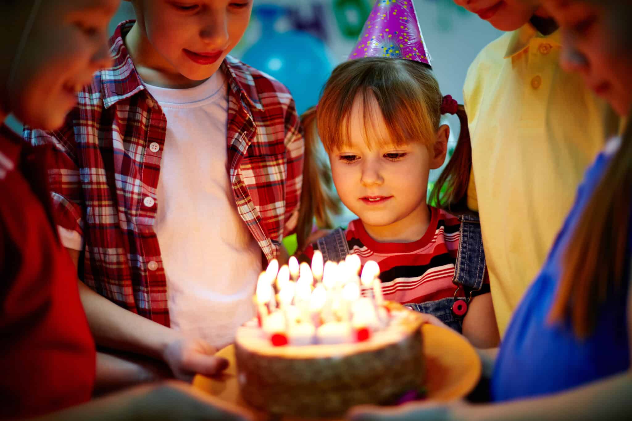 Отмечать день рождения позже. Детский день рождения. Дети праздник. Торты для детей. Празднование дня рождения ребенка.