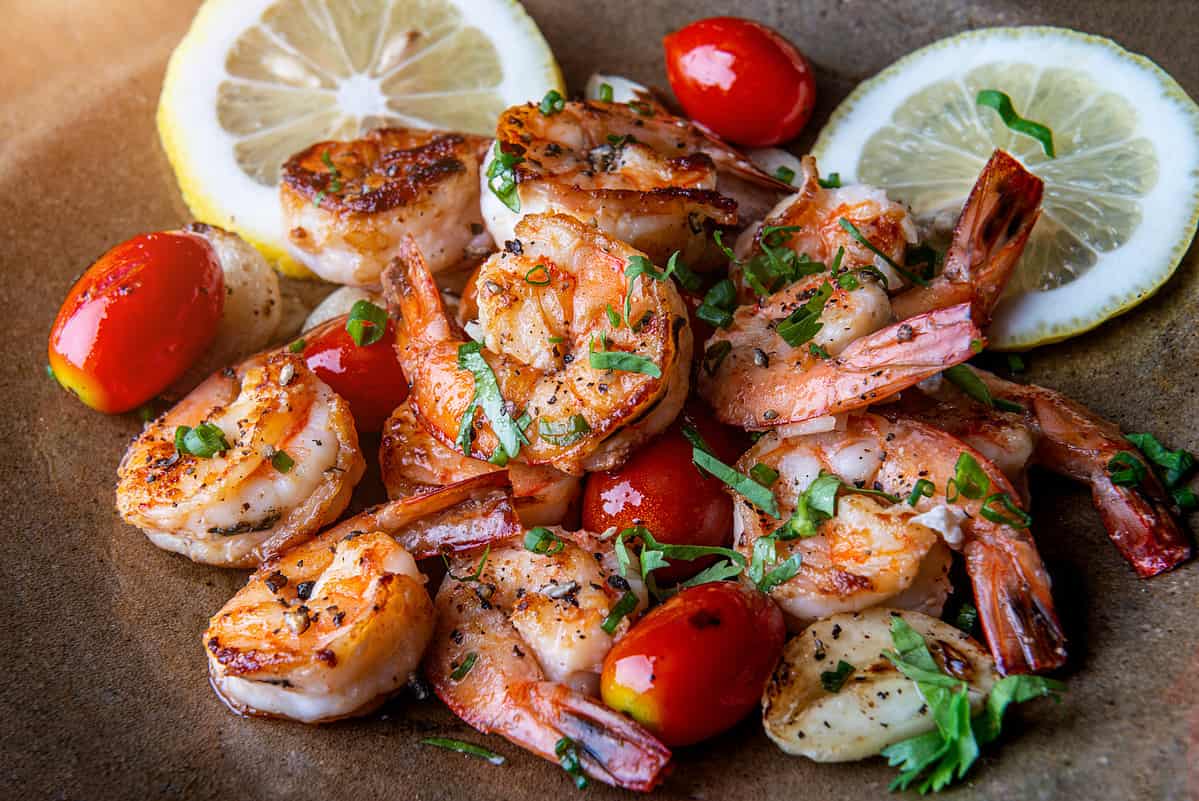 Grilled spicy shrimps with seasoning.