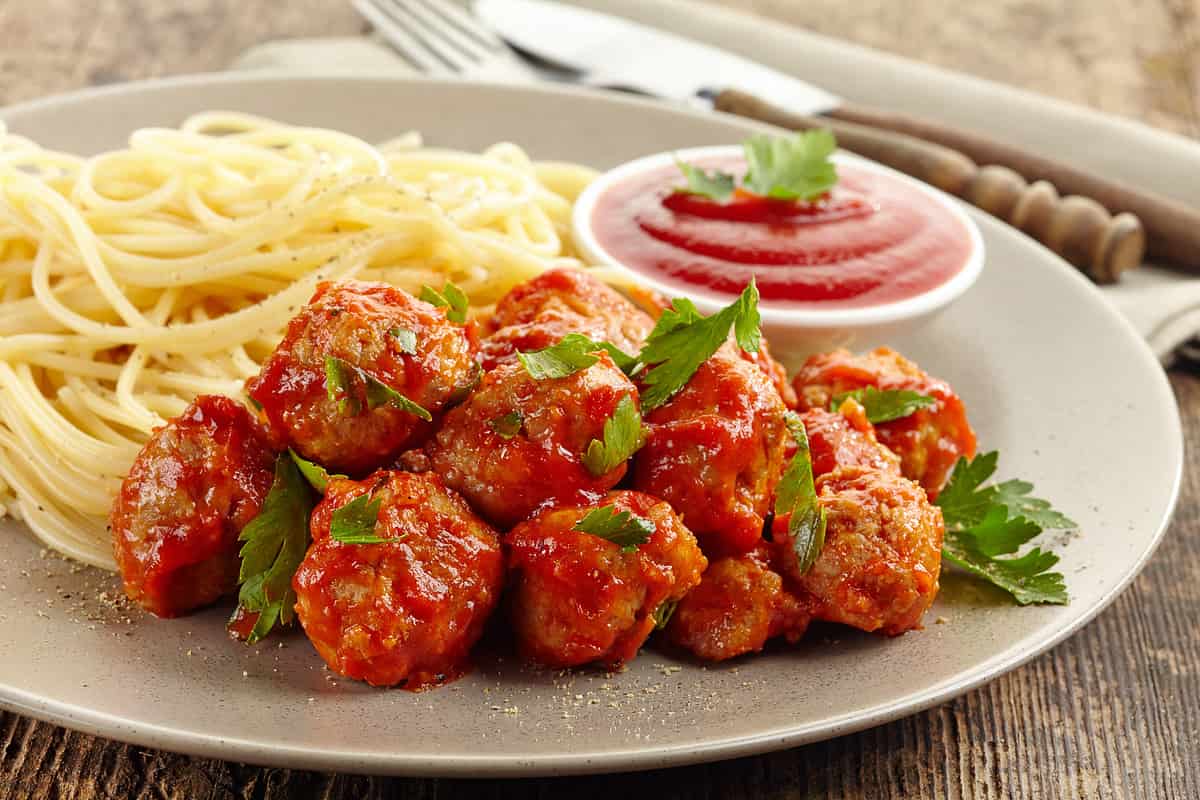 Meatballs with tomato sauce and spaghetti on plate