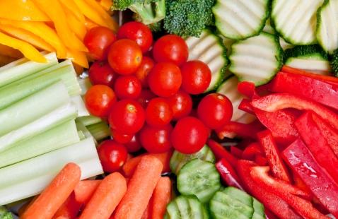 A plate of raw and healthy vegetables