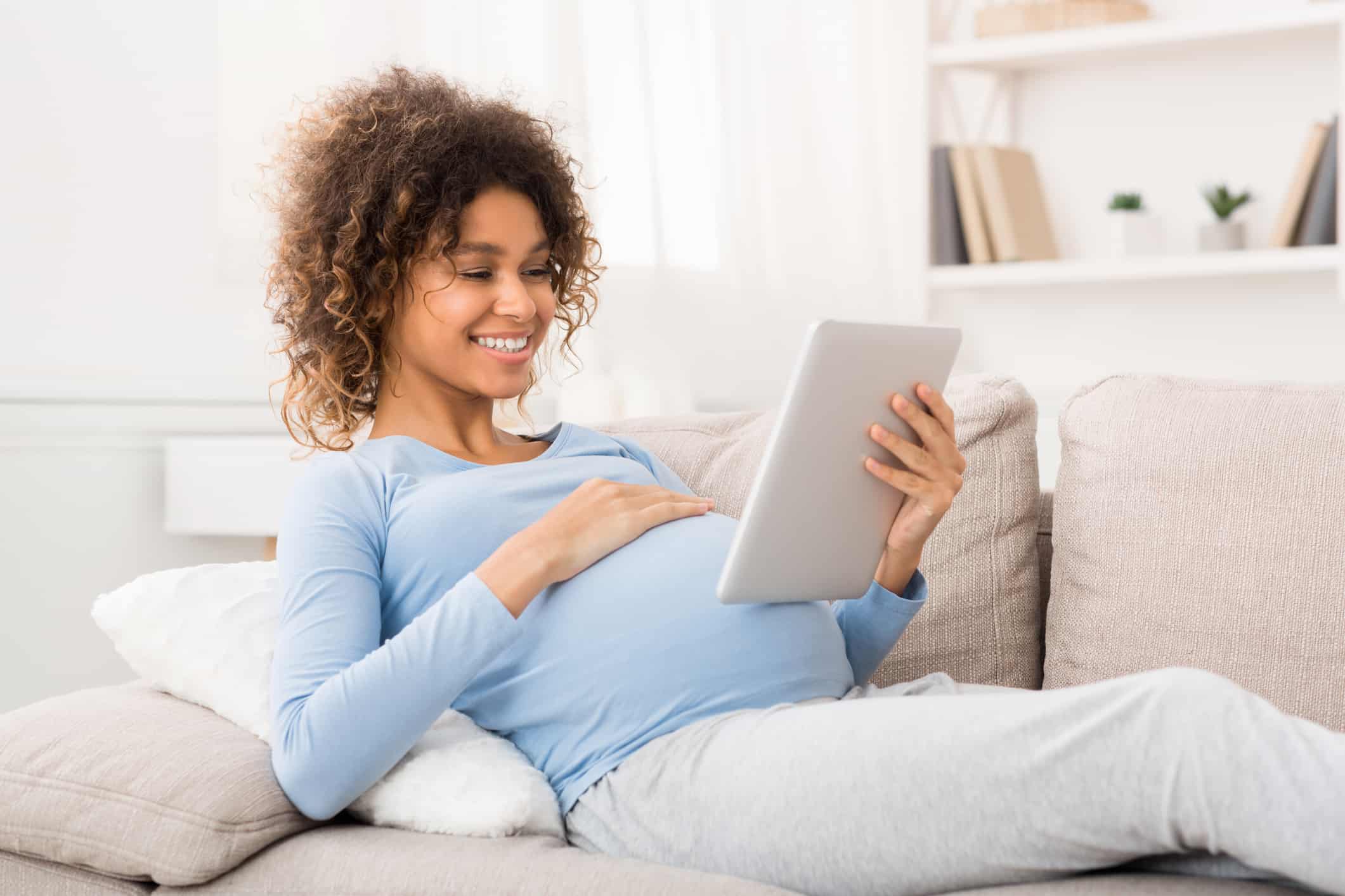 pregnant woman on ipad looking at pregnancy apps