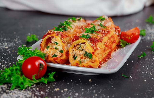 Cannelloni with spinach and ricotta meat tomato sauce